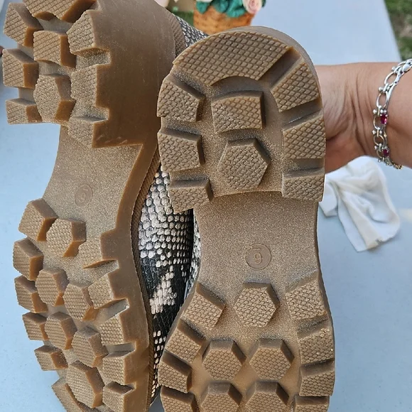 Chic Snakeskin Pattern Ankle Boots - Picture 6 of 8